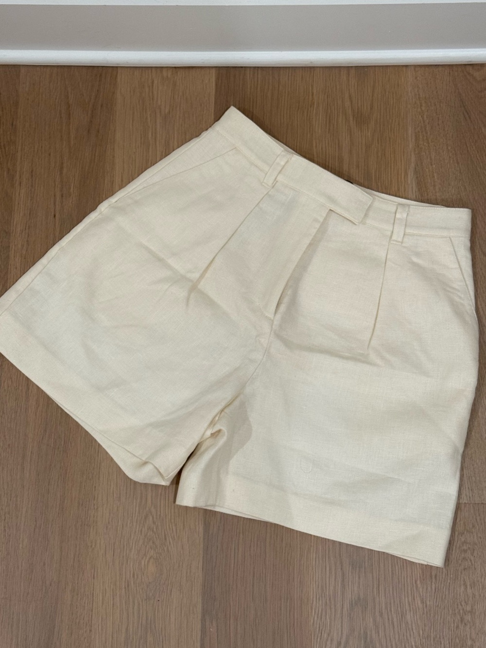 Who What Wear Cream High-Rise Pleated Shorts